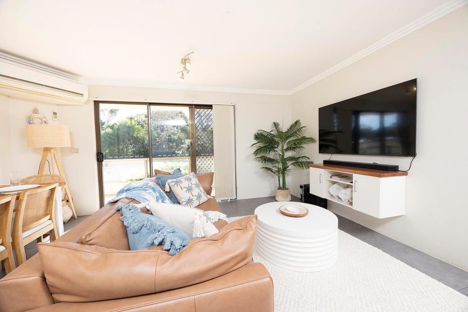 TV and multimedia, Living room, air conditioner