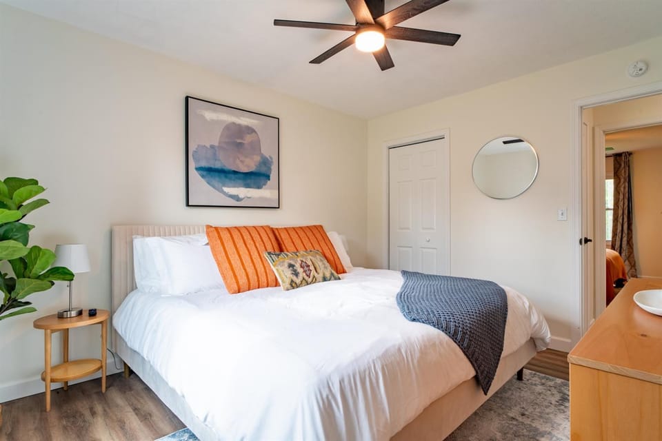 Lake Erie Breeze 3BR home base, 30 min to Cedar Point Island Ferries House in Vermilion