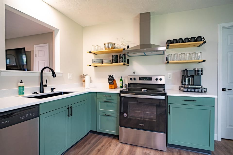 Lake Erie Breeze 3BR home base, 30 min to Cedar Point Island Ferries House in Vermilion