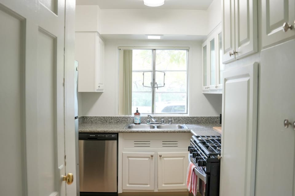 Los Angeles Townhouse close to LACMA House in San Fernando Valley