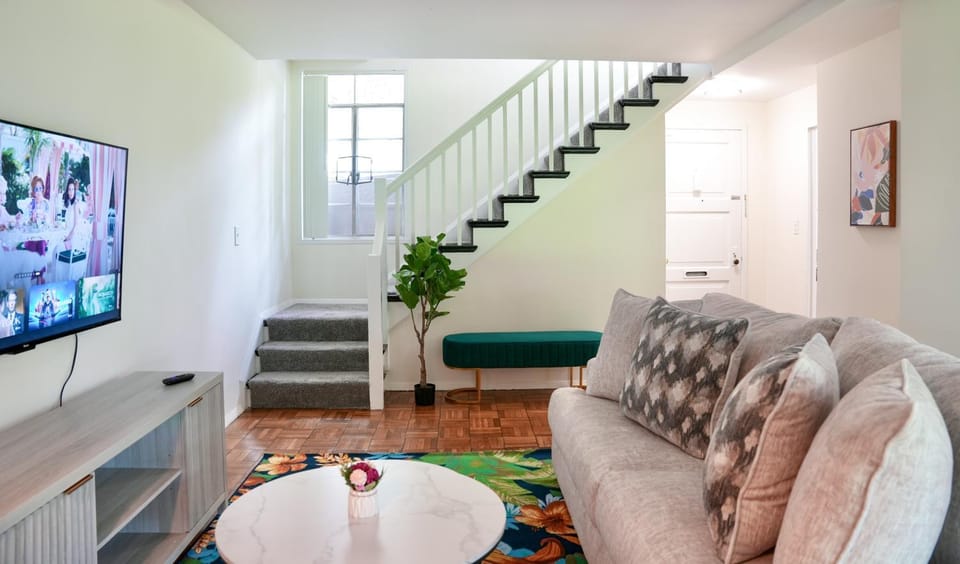 Los Angeles Townhouse close to LACMA House in San Fernando Valley