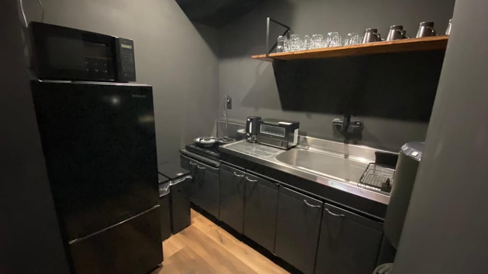 Black Villa Naha 最大8名宿泊可 136平米 美栄橋駅 徒歩1分 国際通り 徒歩7分 Apartment in Naha