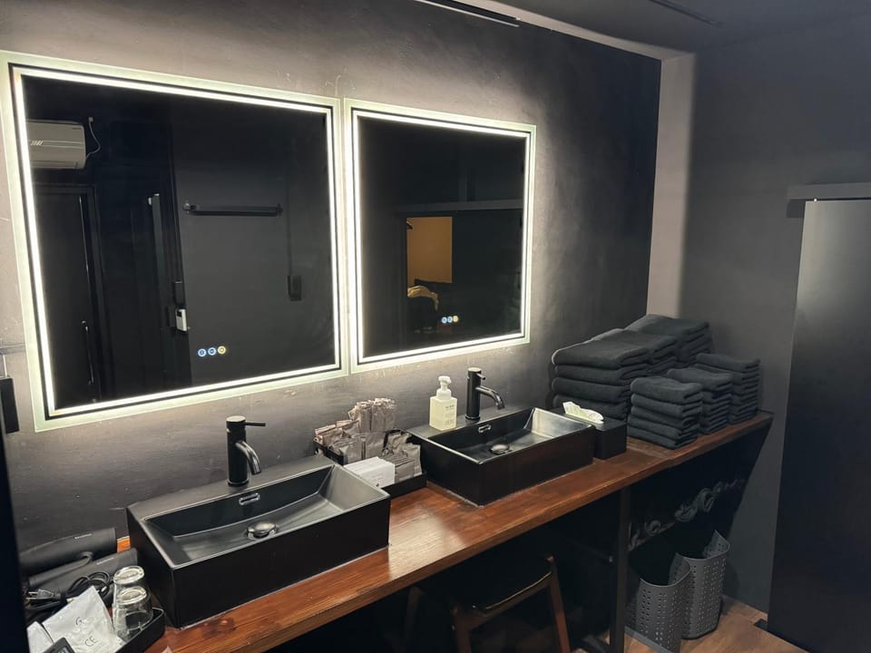 Black Villa Naha 最大8名宿泊可 136平米 美栄橋駅 徒歩1分 国際通り 徒歩7分 Apartment in Naha