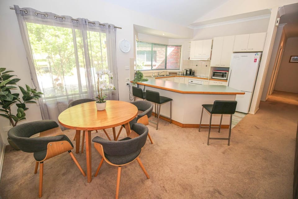 Kitchen or kitchenette, Living room, Seating area, Dining area, microwave