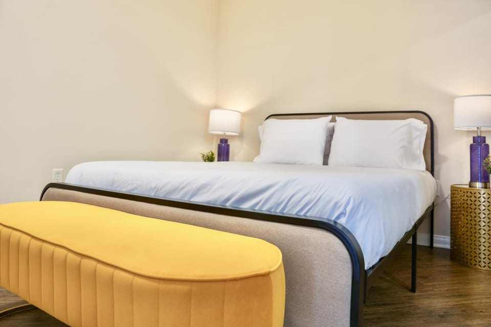 Los Angeles Suite LACMA Apartment in San Fernando Valley