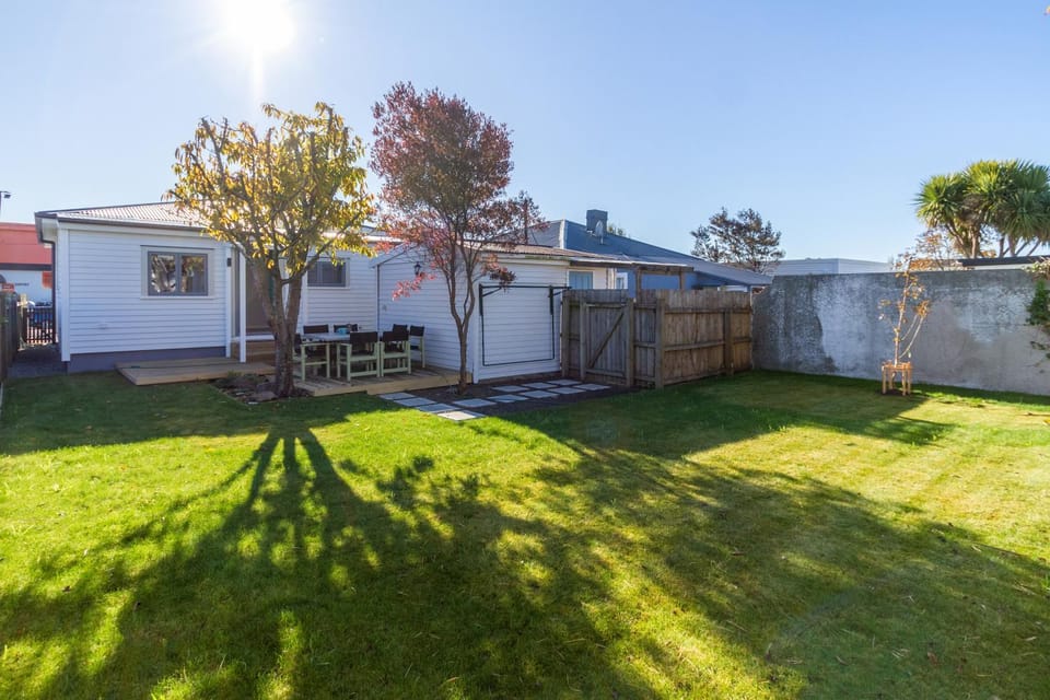 Property building, Day, Natural landscape, Garden, Seating area, Dining area, Garden view