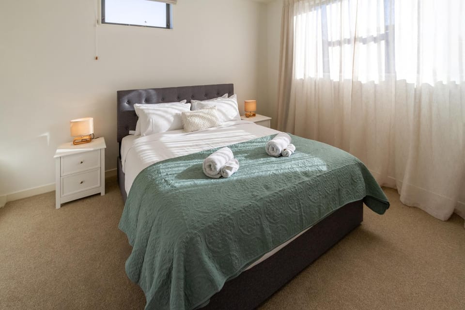 Bed, Photo of the whole room, Decorative detail, Bedroom, towels