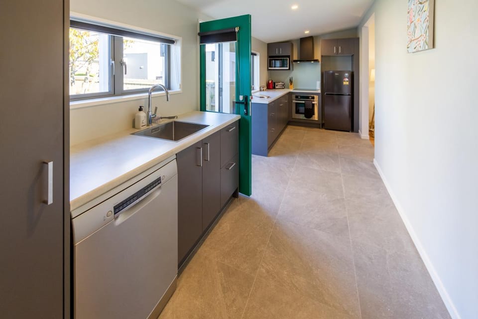 Coffee/tea facilities, Kitchen or kitchenette, dishwasher, microwave, oven, stove, toaster