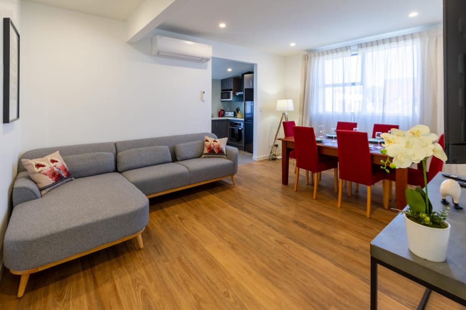 TV and multimedia, Kitchen or kitchenette, Living room, Decorative detail, Seating area, Dining area, air conditioner