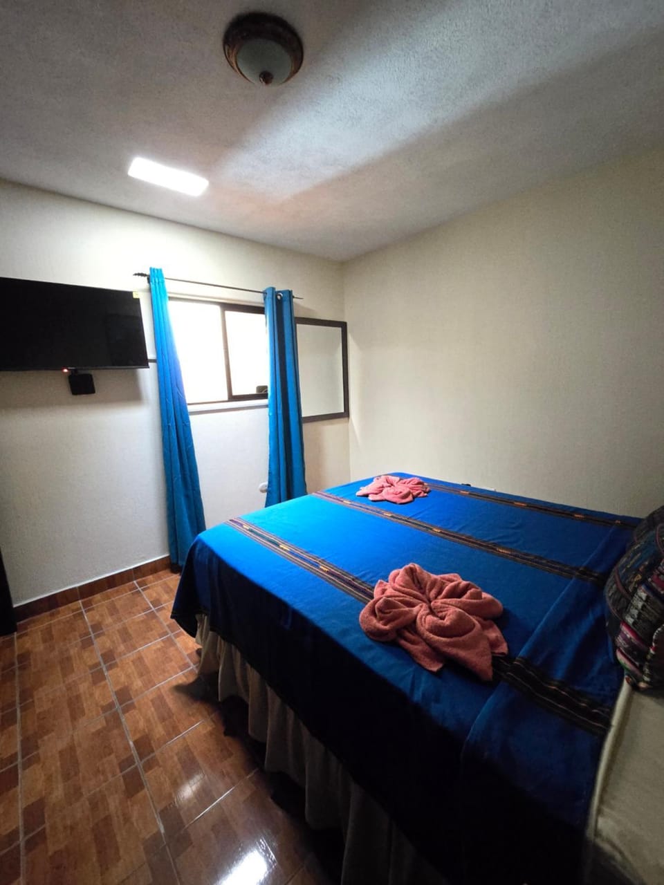 Bed, TV and multimedia, Photo of the whole room, Bedroom