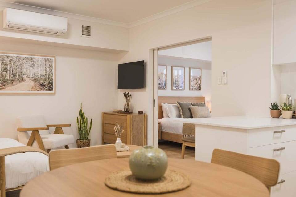 TV and multimedia, Photo of the whole room, air conditioner