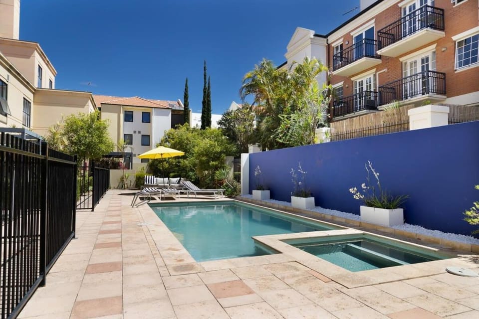 Property building, Swimming pool, sunbed