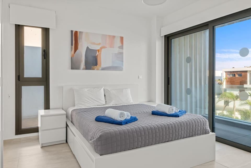 Bed, View (from property/room), Balcony/Terrace, Photo of the whole room, Bedroom, towels