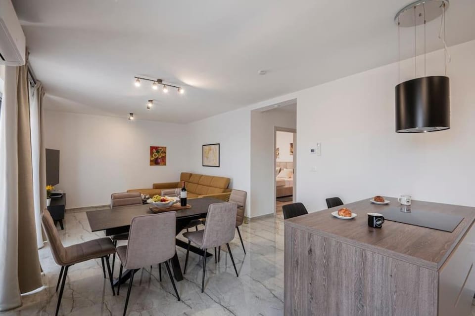 TV and multimedia, Living room, Seating area, Dining area