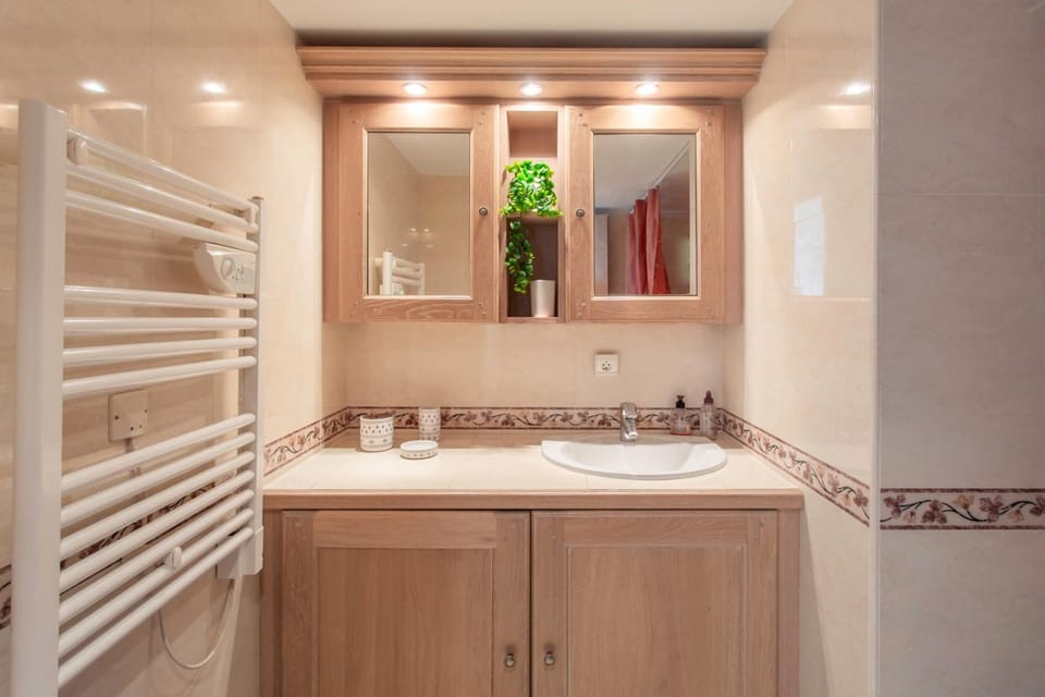 A13 Staywizus -1 BDR Garden floor Fontonne - AC, Pool & Parking Apartment in Antibes