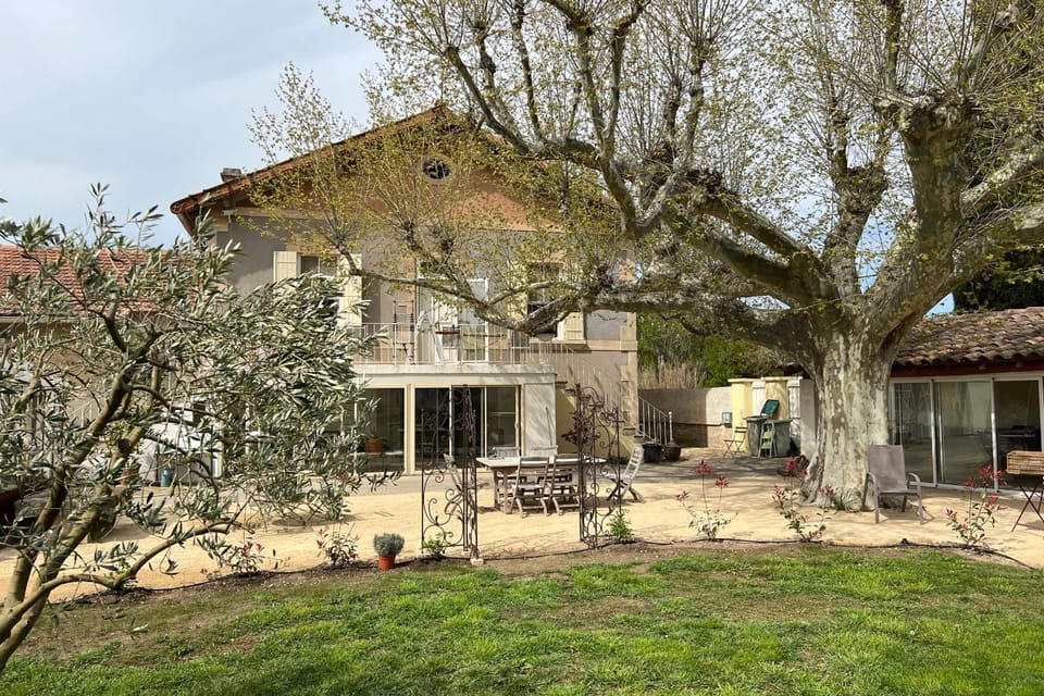 "Countryside Escape Charm and Serenity in Isle-sur-la-Sorgue" Apartment in L'Isle-sur-la-Sorgue