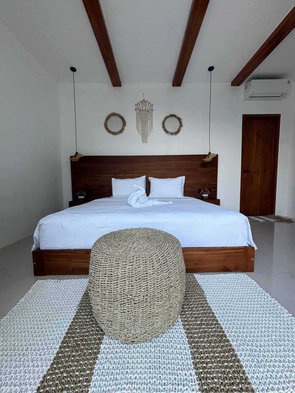 Bed, Photo of the whole room, Bedroom, air conditioner