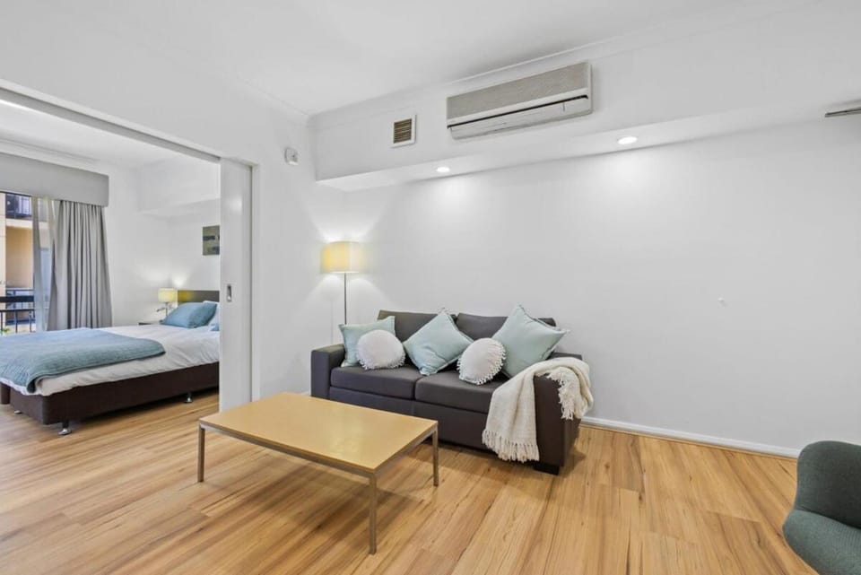 Renovated Family Apartment with Pool & WiFi Apartment in Perth
