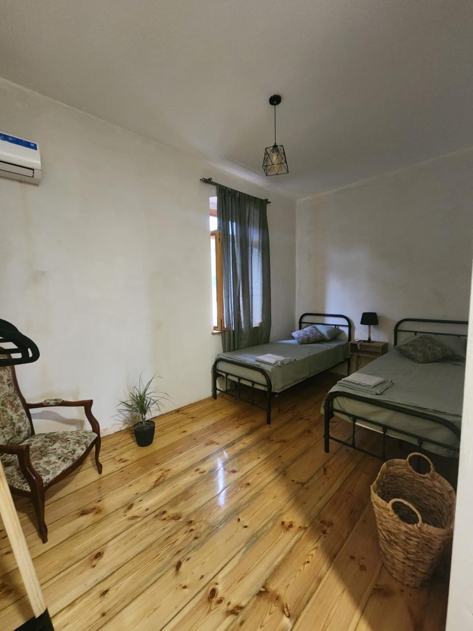 Bed, Photo of the whole room, Seating area, Bedroom, air conditioner