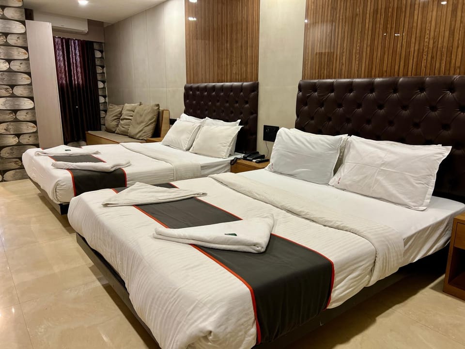 Bed, Living room, Photo of the whole room, Seating area, Bedroom