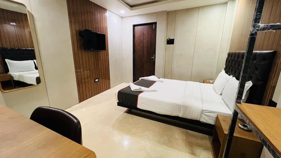 Bed, TV and multimedia, Photo of the whole room, Bedroom, towels, wardrobe