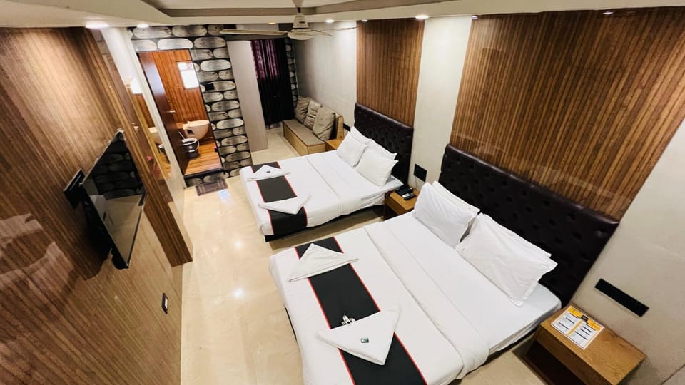 Bed, Photo of the whole room, Seating area, towels