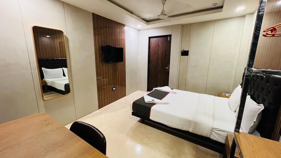 Bed, TV and multimedia, Photo of the whole room, Bedroom, towels, wardrobe, air conditioner