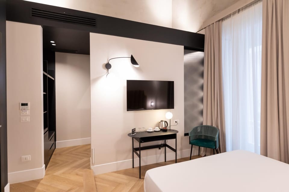 Bed, TV and multimedia, Bedroom