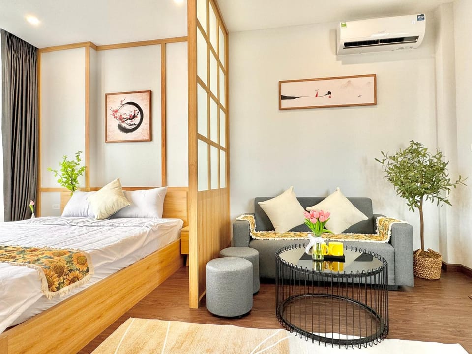 Bed, Living room, Photo of the whole room, Seating area, Bedroom, air conditioner