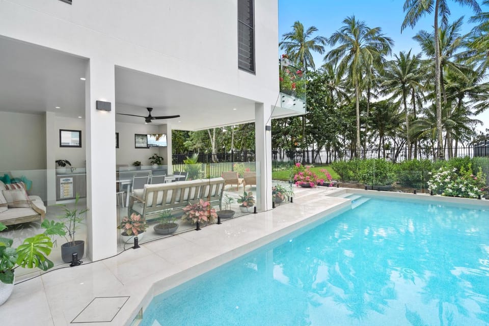 Garden, Garden view, Pool view, Swimming pool, sunbed