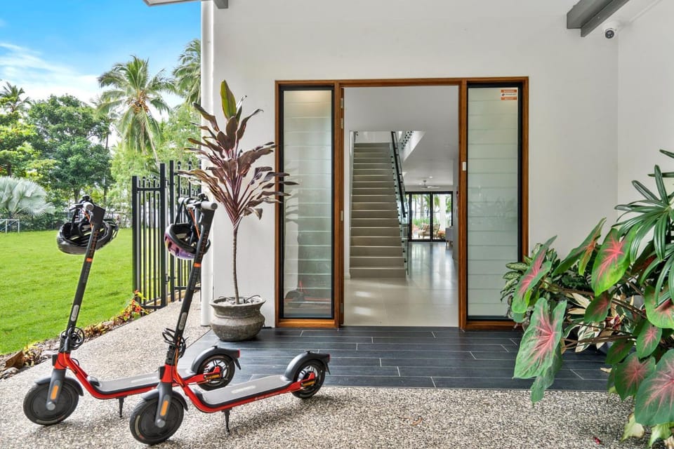 Property building, Facade/entrance, Cycling