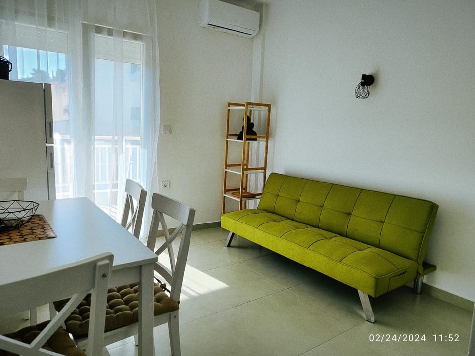 Living room, Seating area, Dining area, air conditioner