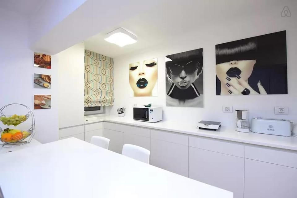 Kitchen or kitchenette, minibar