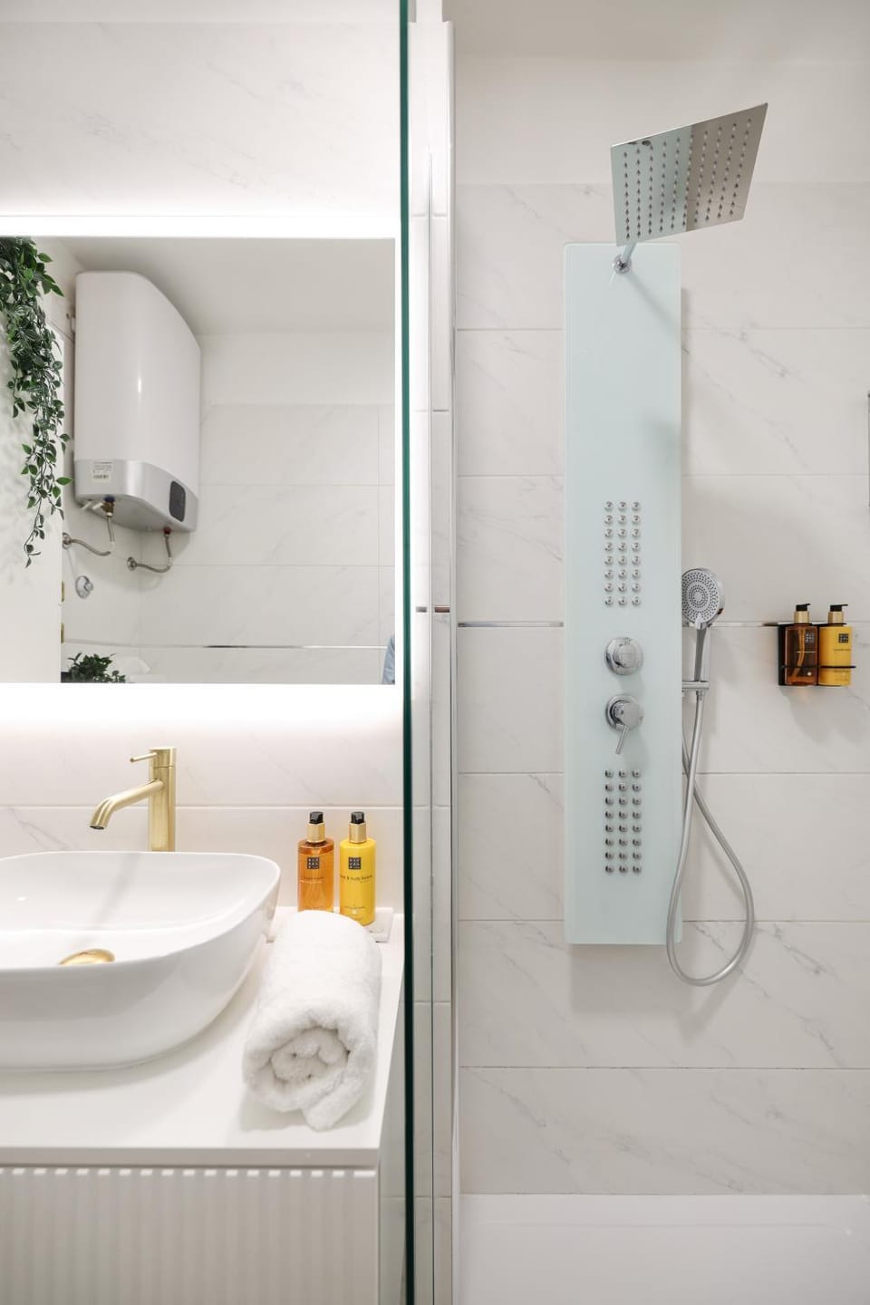 Shower, Bathroom, Photo of the whole room, heating, towels