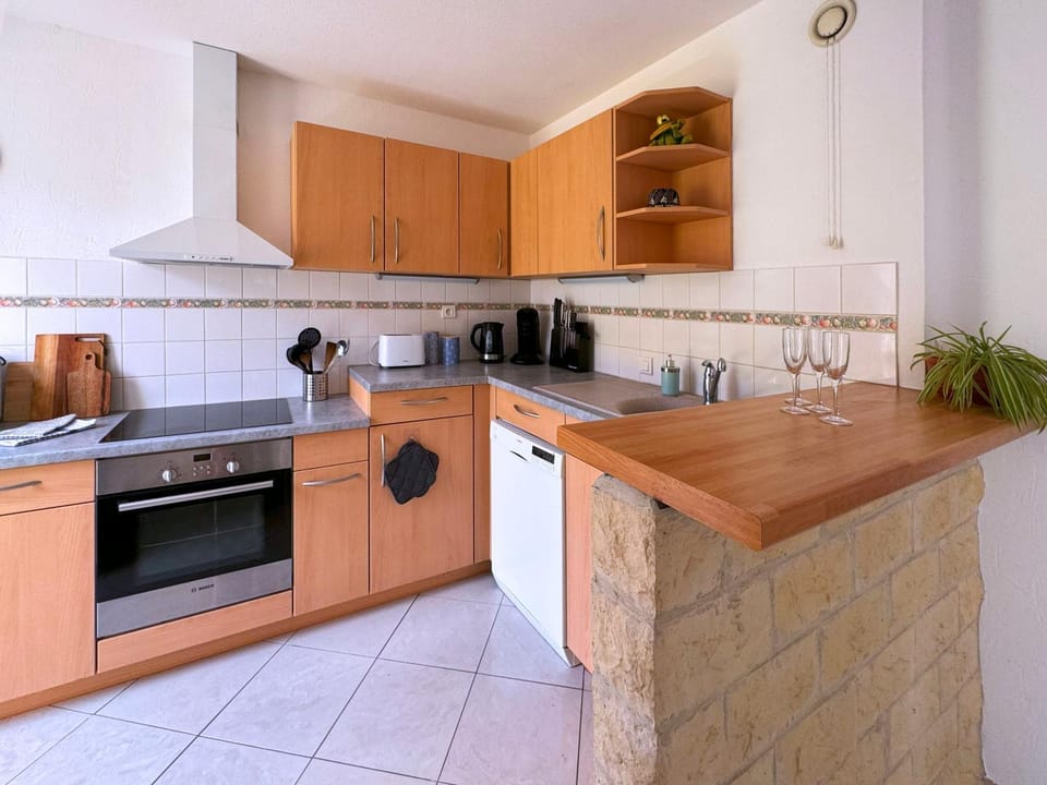 Coffee/tea facilities, dishwasher, oven, storage, stove, toaster, kitchen