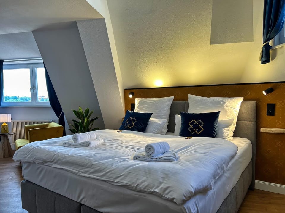 Bed, Photo of the whole room, Bedroom, towels