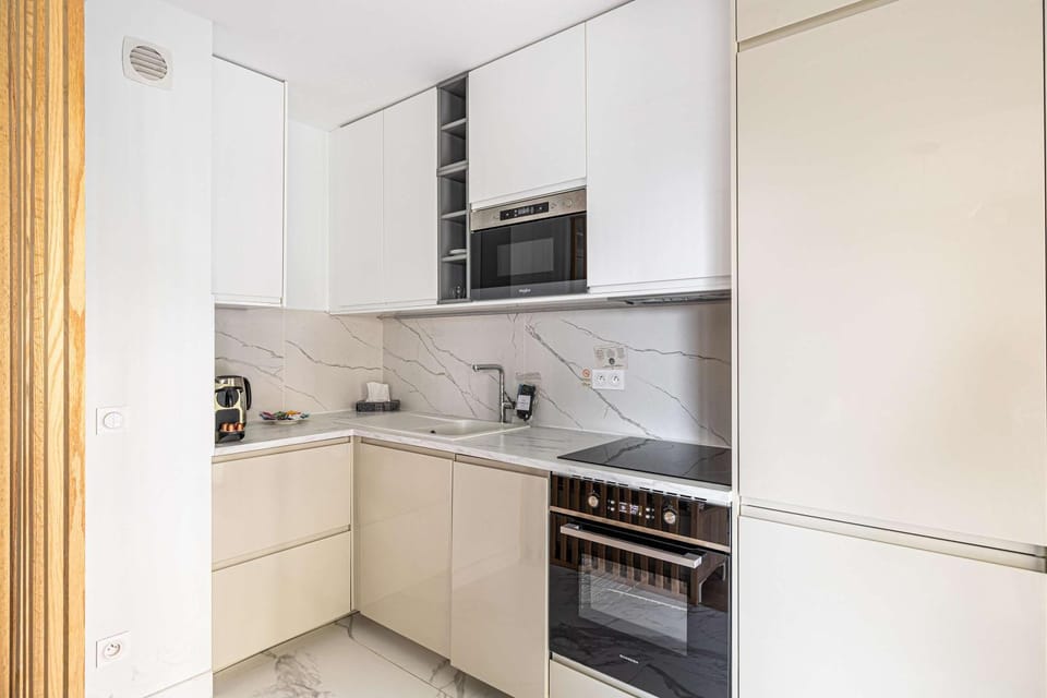 Coffee/tea facilities, Kitchen or kitchenette, microwave, oven, stove