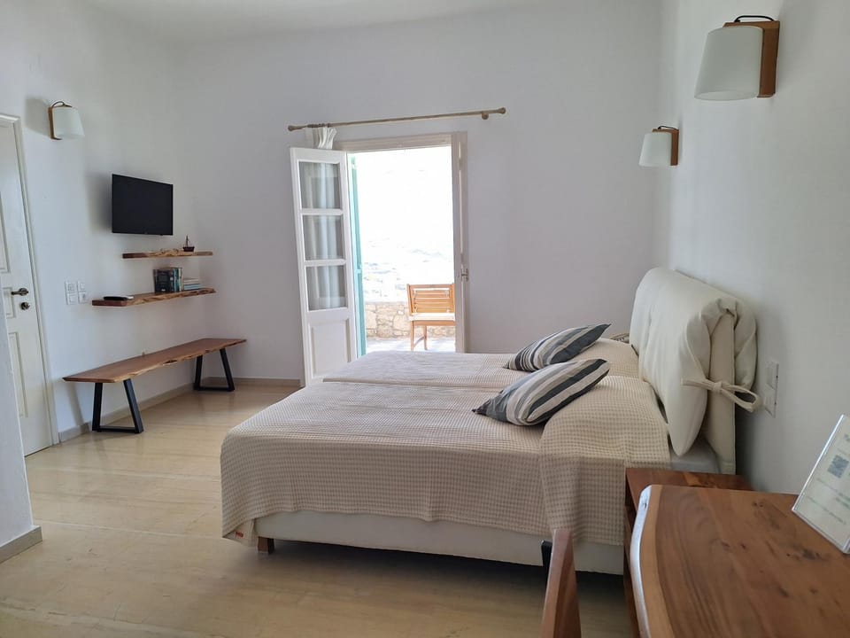Bed, TV and multimedia, Seating area, Bedroom