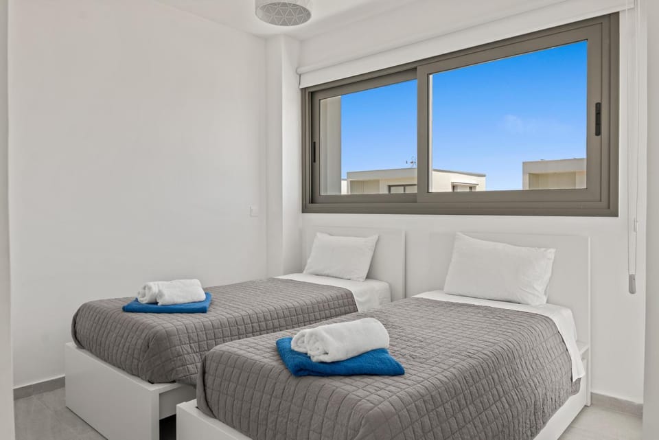 Bed, Living room, Photo of the whole room, Bedroom, towels