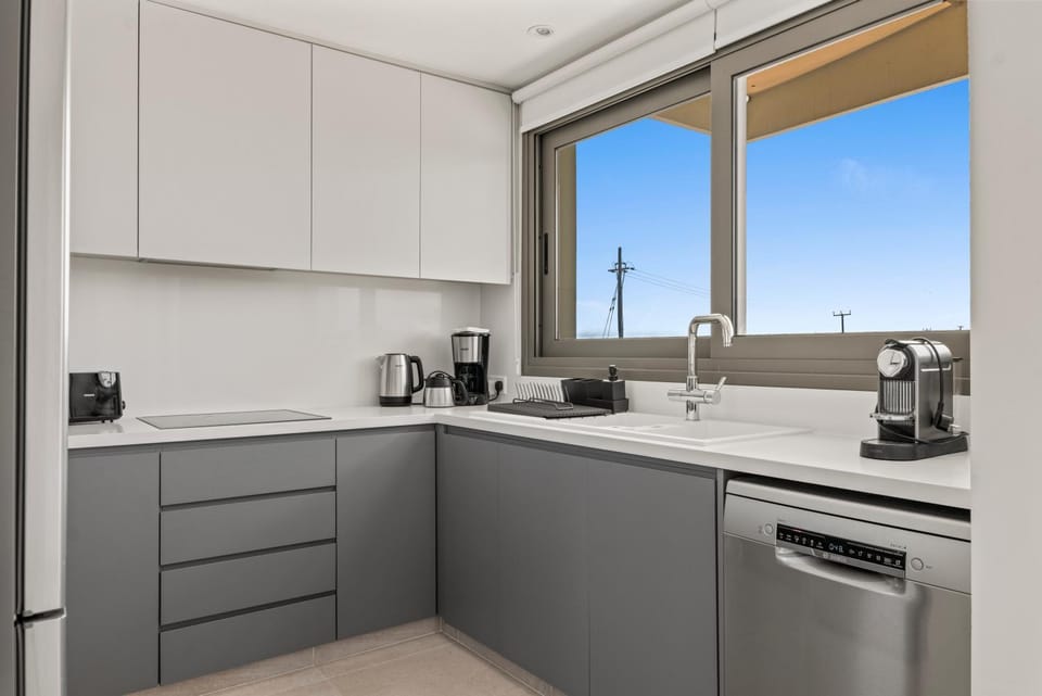 Coffee/tea facilities, Kitchen or kitchenette, stove, toaster