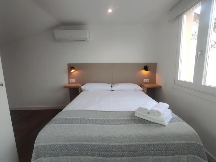 Bed, Photo of the whole room, Bedroom, towels, air conditioner