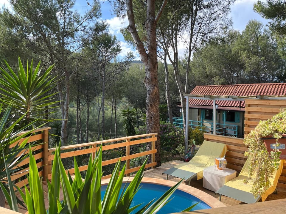 Property building, Day, Garden, Garden view, Pool view, Swimming pool, sunbed