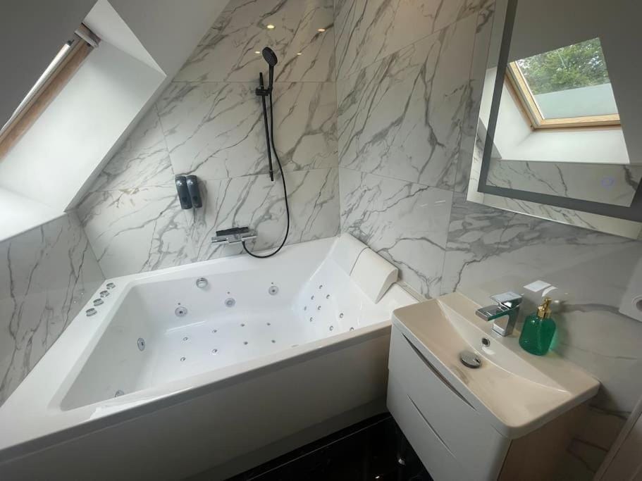 Le Duplex Balnéo Maison climatisée House in Île-de-France