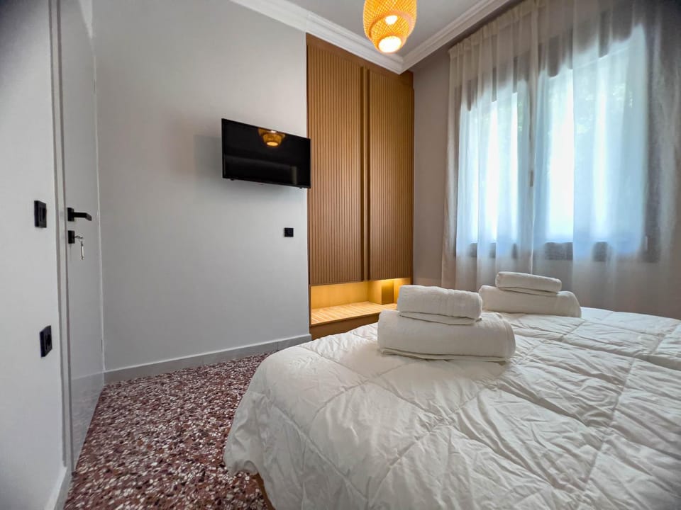 Bed, TV and multimedia, Photo of the whole room, Bedroom, towels, wardrobe