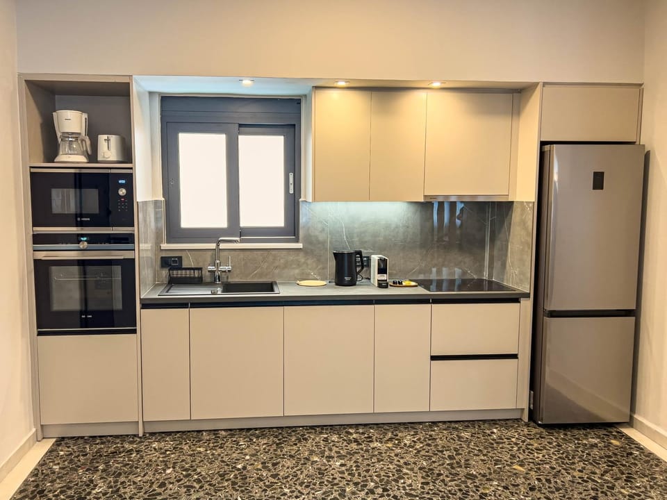 Coffee/tea facilities, Kitchen or kitchenette, dishwasher, oven, stove