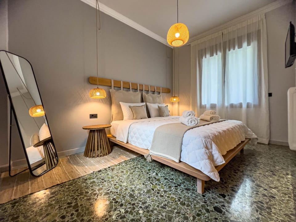 Bed, TV and multimedia, Photo of the whole room, Bedroom, towels