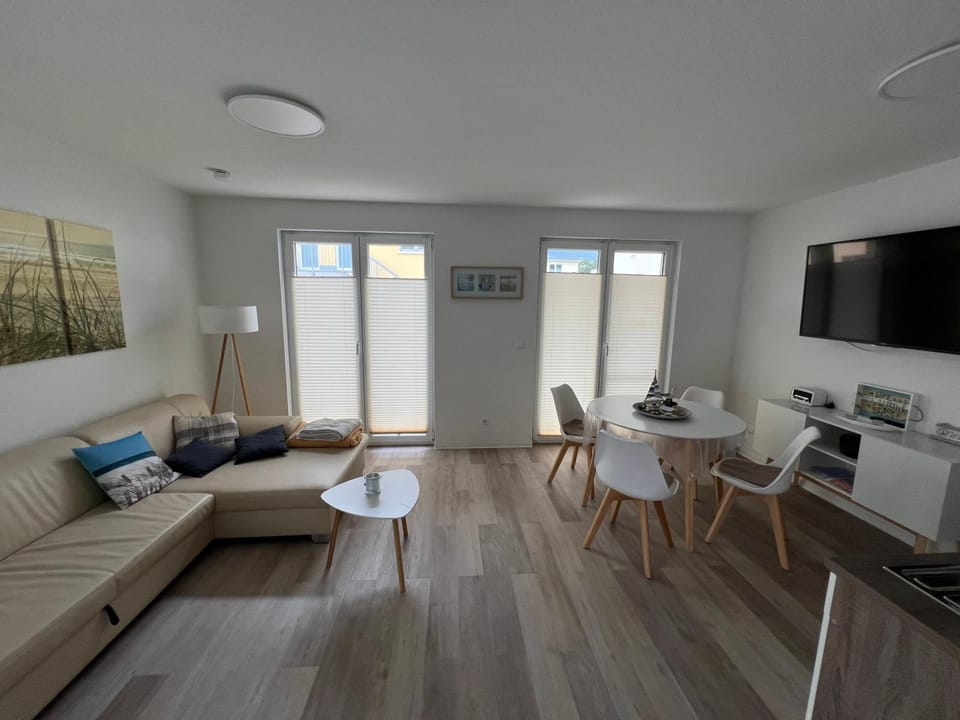 TV and multimedia, Living room, Seating area, Dining area