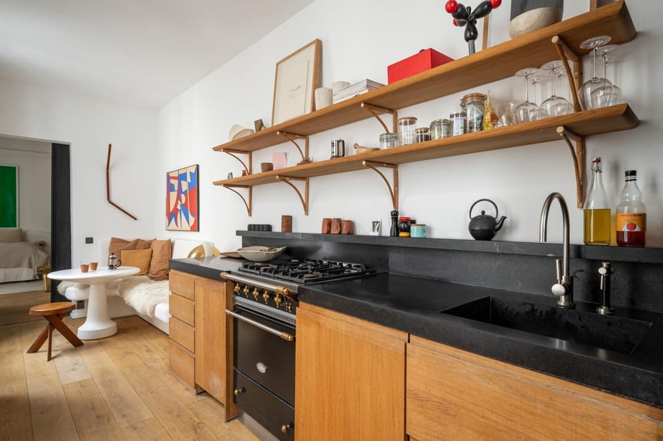 Coffee/tea facilities, Kitchen or kitchenette, Dining area, stove