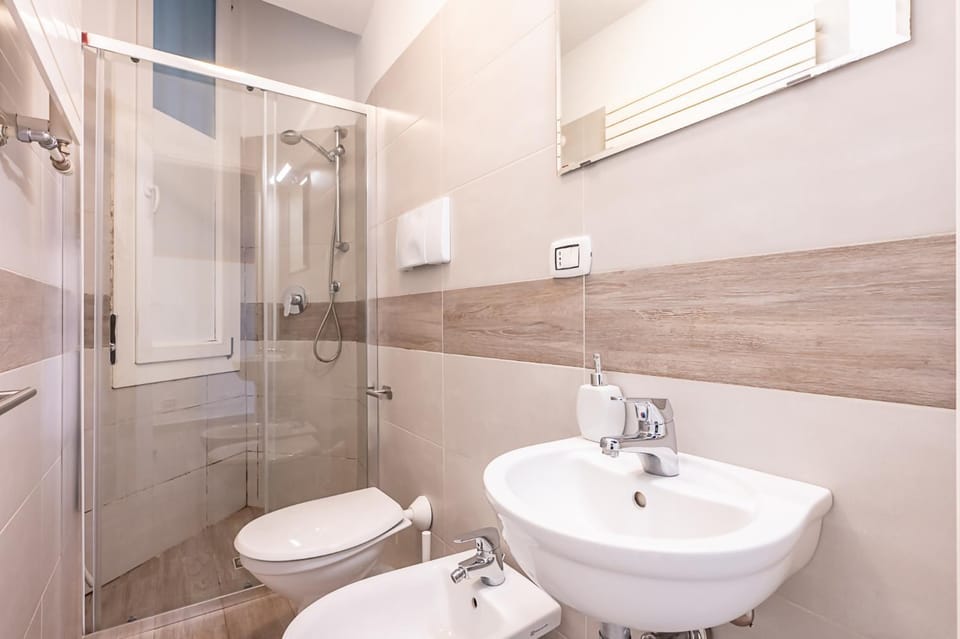Shower, Toilet, Bathroom, bidet, towels