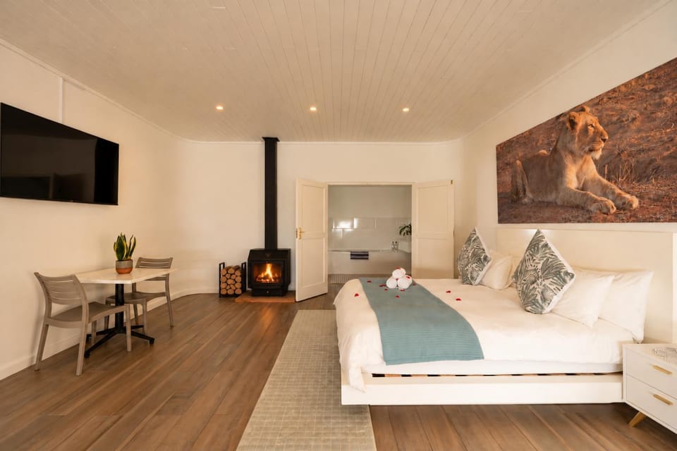 Bed, TV and multimedia, Bedroom, fireplace